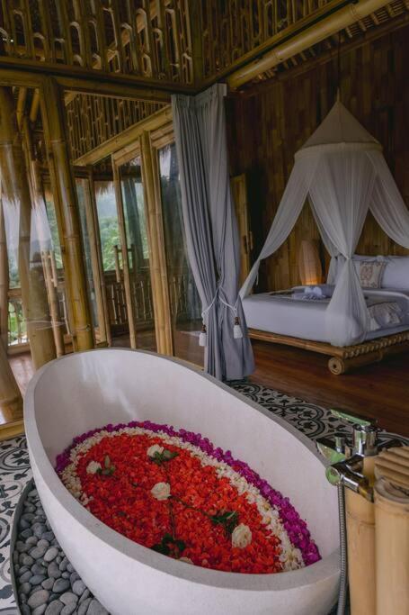 הוילה Selat Makerti Bali~Bamboo House מראה חיצוני תמונה